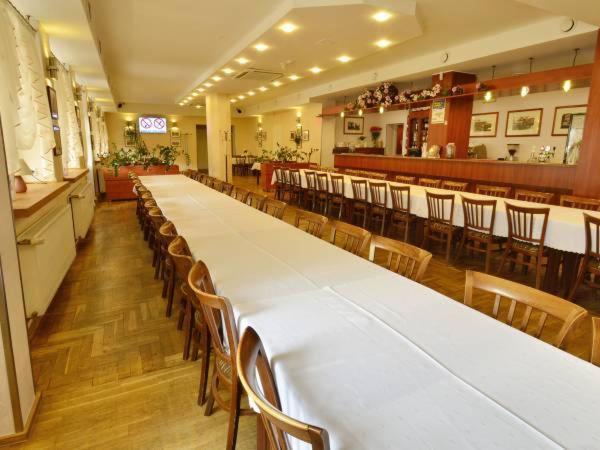 Ludowa Restauracja & *